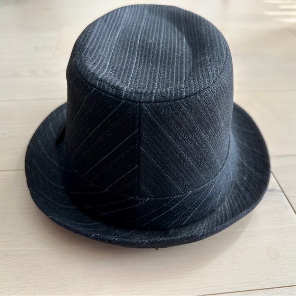 Classic fedora-style men’s hat in black with grey pinstripes - Picture 4 of 6